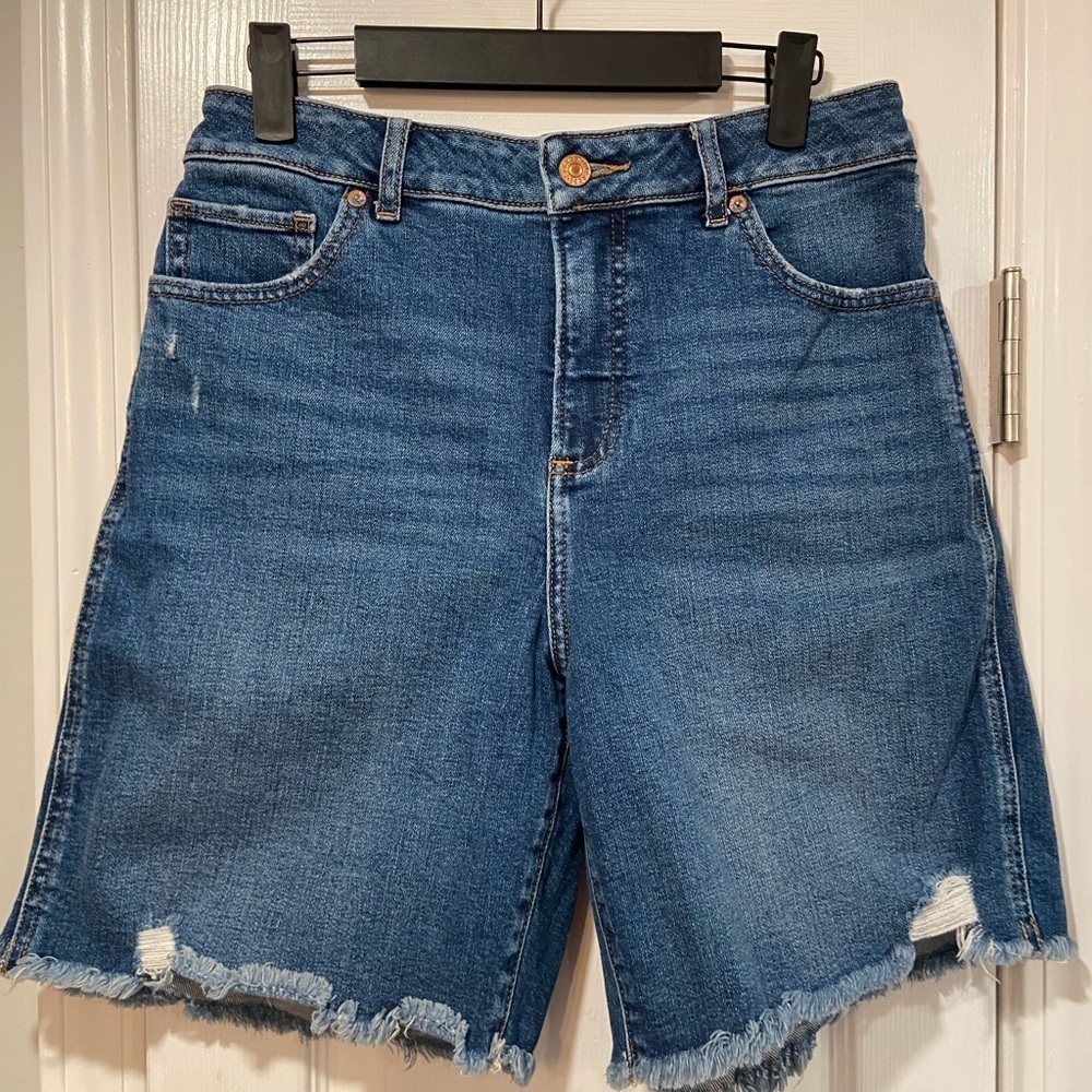 Express Curvy Bermuda High Rise Distressed Med Wash Cut Off Jean Shorts Size 8
